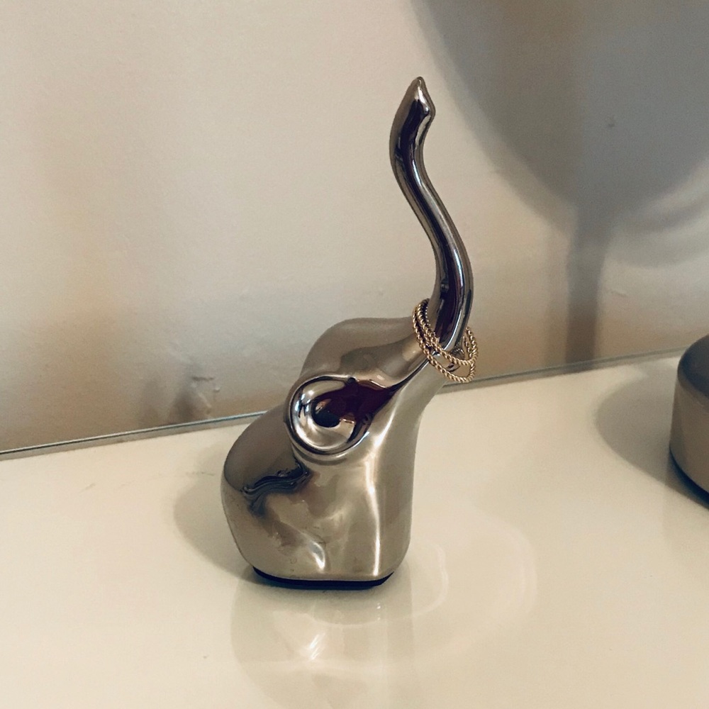 Elephant ring holder